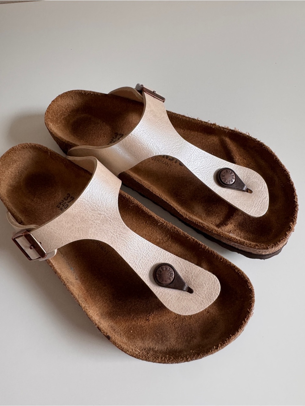 Birkenstock Gizeh white Sandals with Brown Footbed - Women's Comfort Sanda